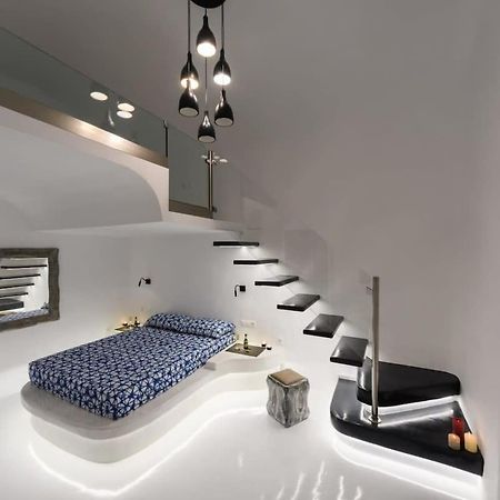 Santorini Traditional Apt With Private Hot Tub Leilighet Fira  Eksteriør bilde