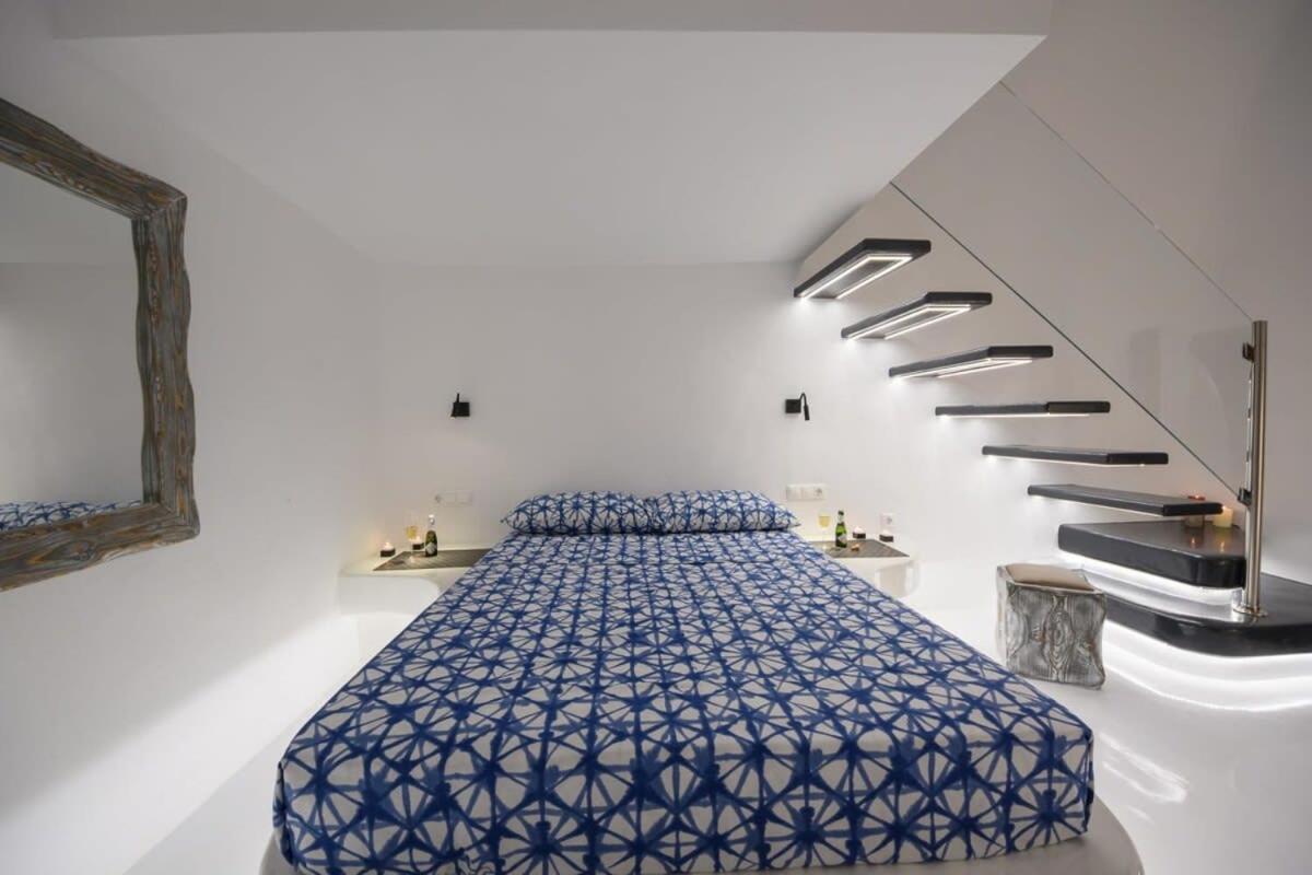 Santorini Traditional Apt With Private Hot Tub Leilighet Fira  Eksteriør bilde