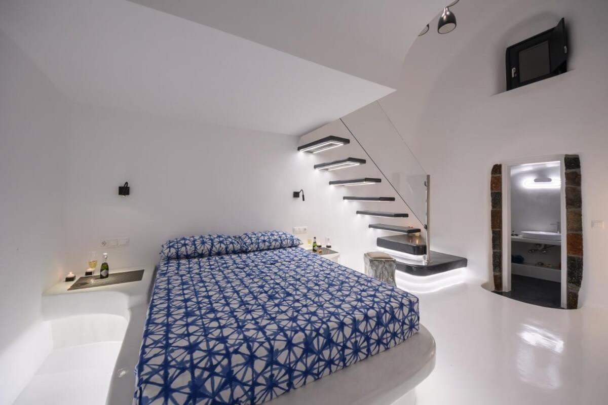 Santorini Traditional Apt With Private Hot Tub Leilighet Fira  Eksteriør bilde