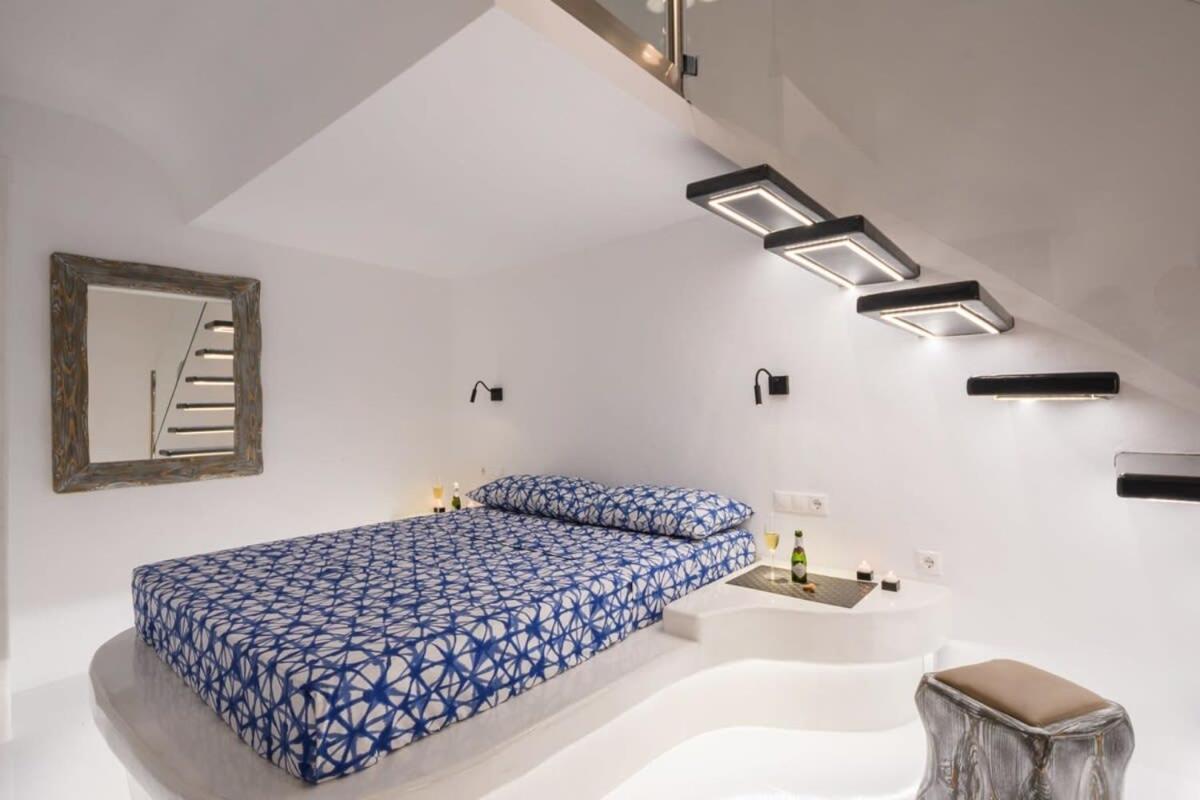 Santorini Traditional Apt With Private Hot Tub Leilighet Fira  Eksteriør bilde