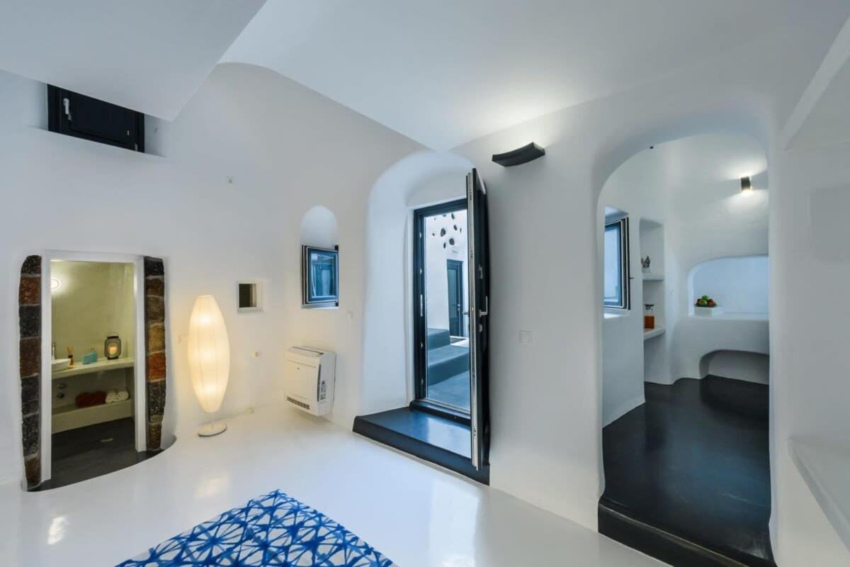 Santorini Traditional Apt With Private Hot Tub Leilighet Fira  Eksteriør bilde