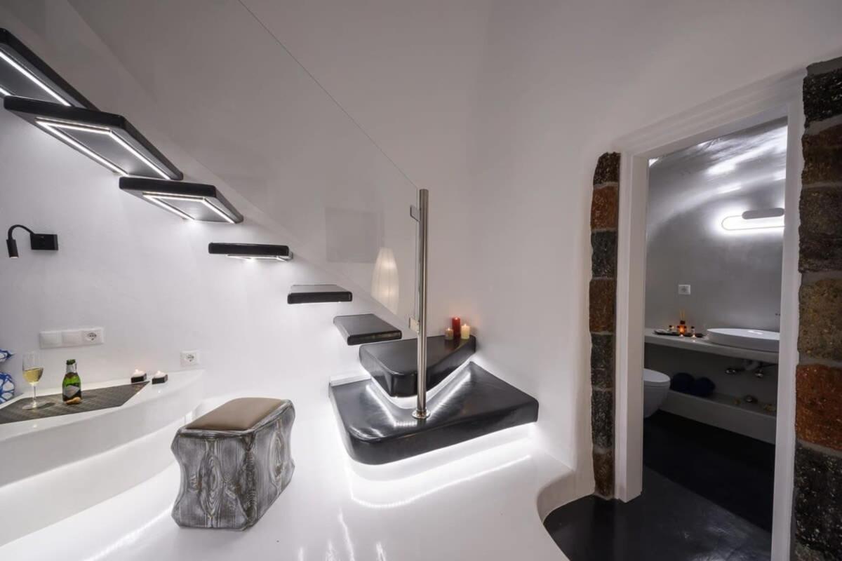 Santorini Traditional Apt With Private Hot Tub Leilighet Fira  Eksteriør bilde
