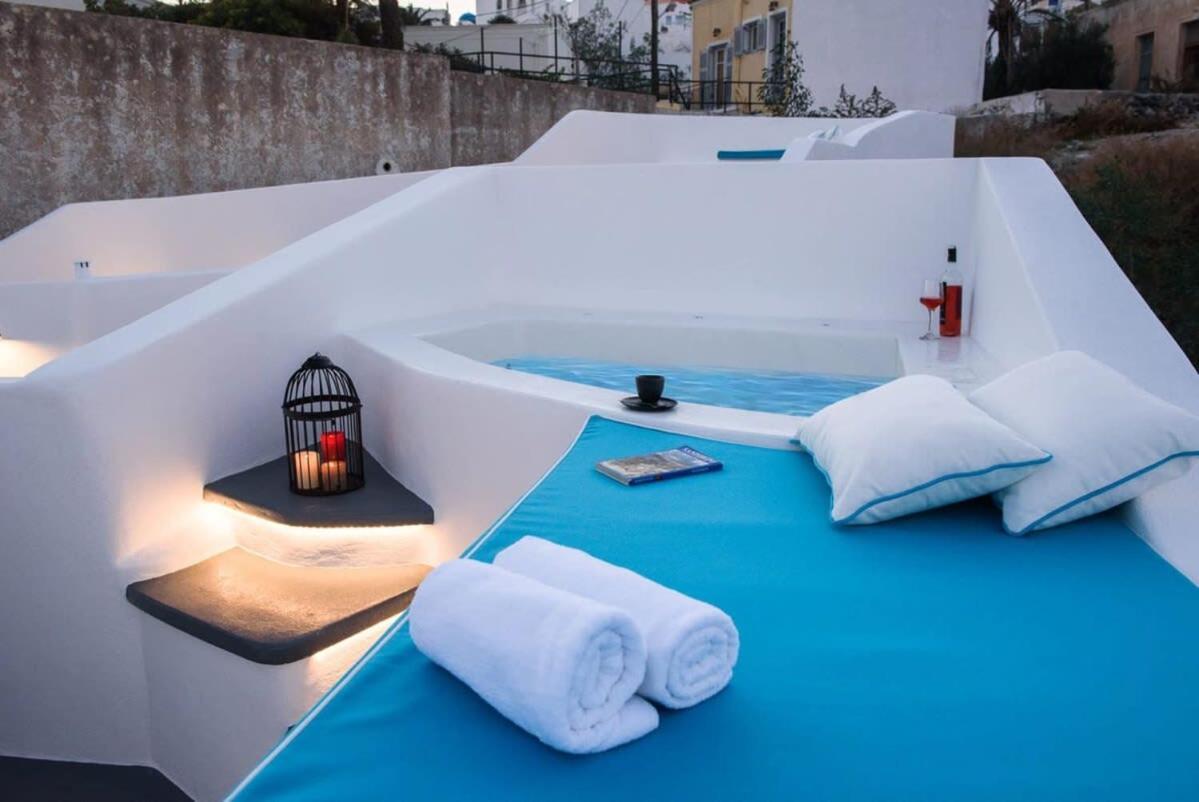 Santorini Traditional Apt With Private Hot Tub Leilighet Fira  Eksteriør bilde