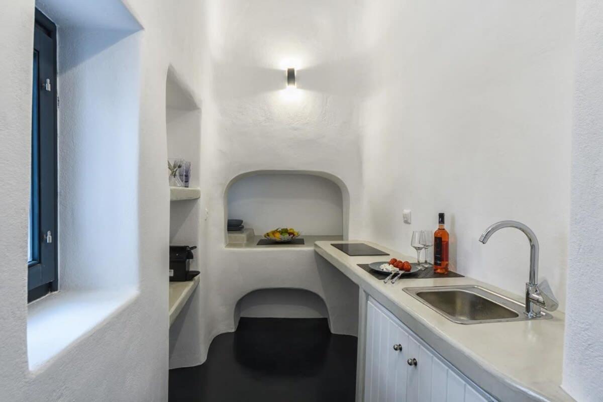Santorini Traditional Apt With Private Hot Tub Leilighet Fira  Eksteriør bilde