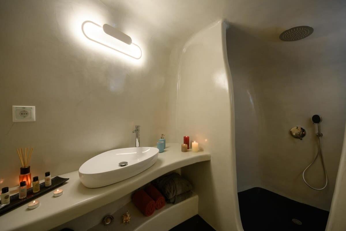 Santorini Traditional Apt With Private Hot Tub Leilighet Fira  Eksteriør bilde