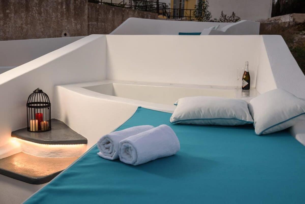 Santorini Traditional Apt With Private Hot Tub Leilighet Fira  Eksteriør bilde