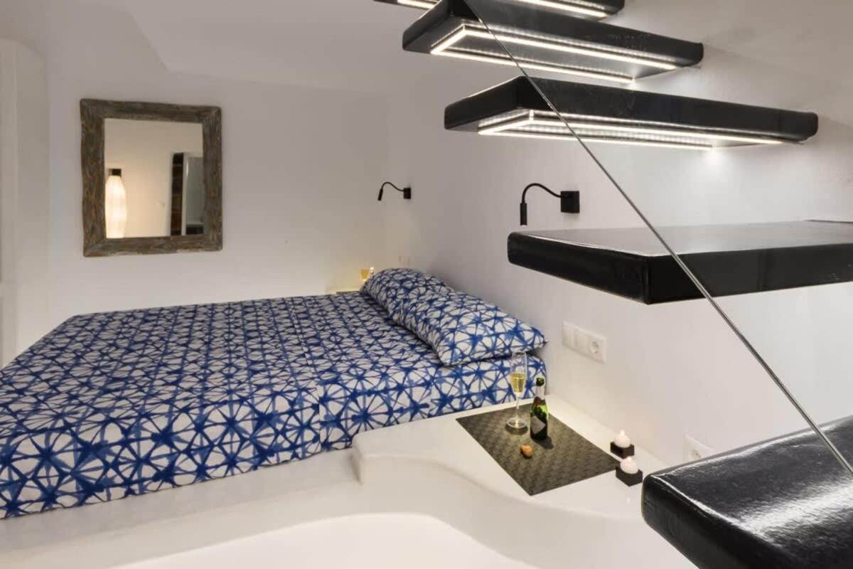 Santorini Traditional Apt With Private Hot Tub Leilighet Fira  Eksteriør bilde