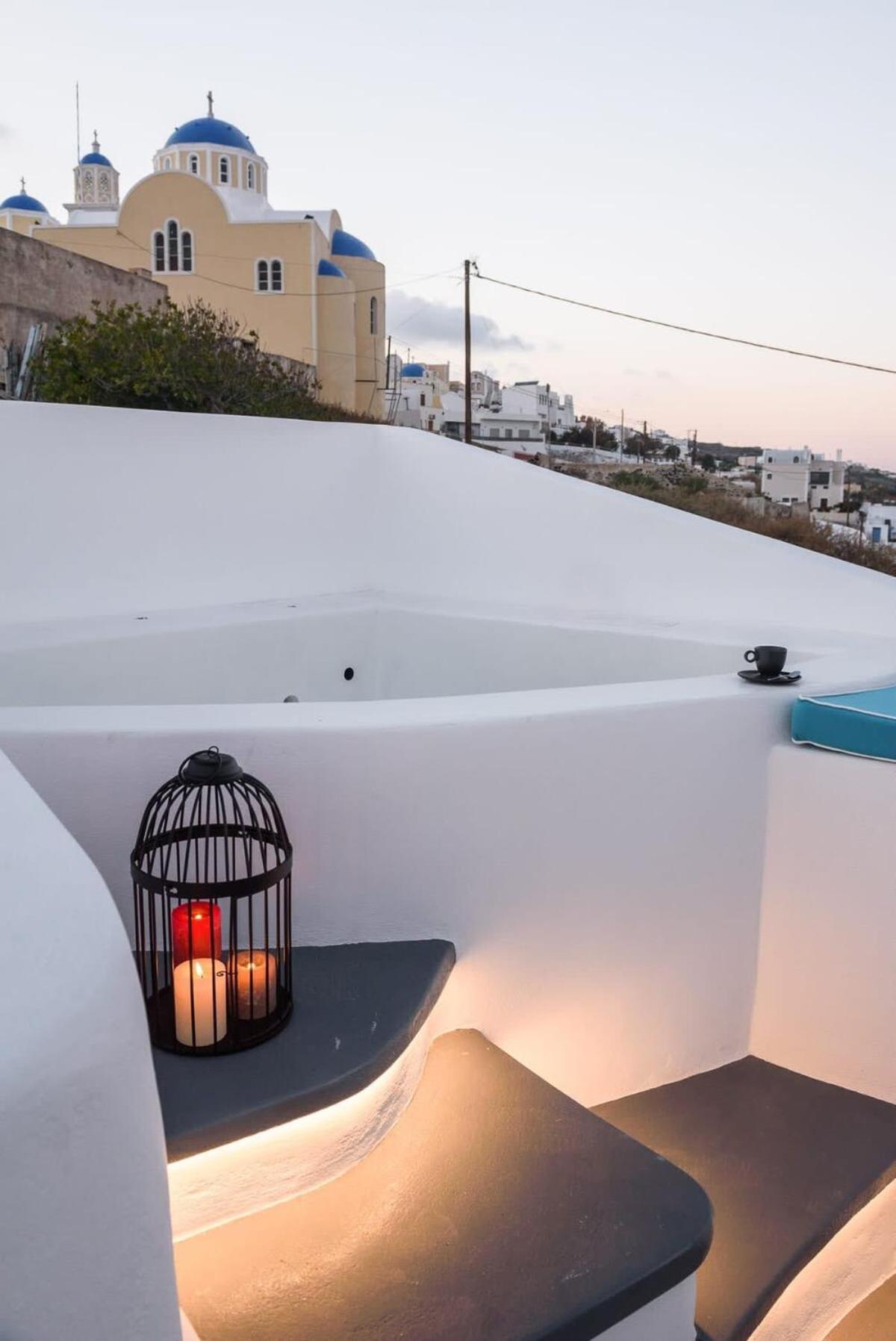 Santorini Traditional Apt With Private Hot Tub Leilighet Fira  Eksteriør bilde